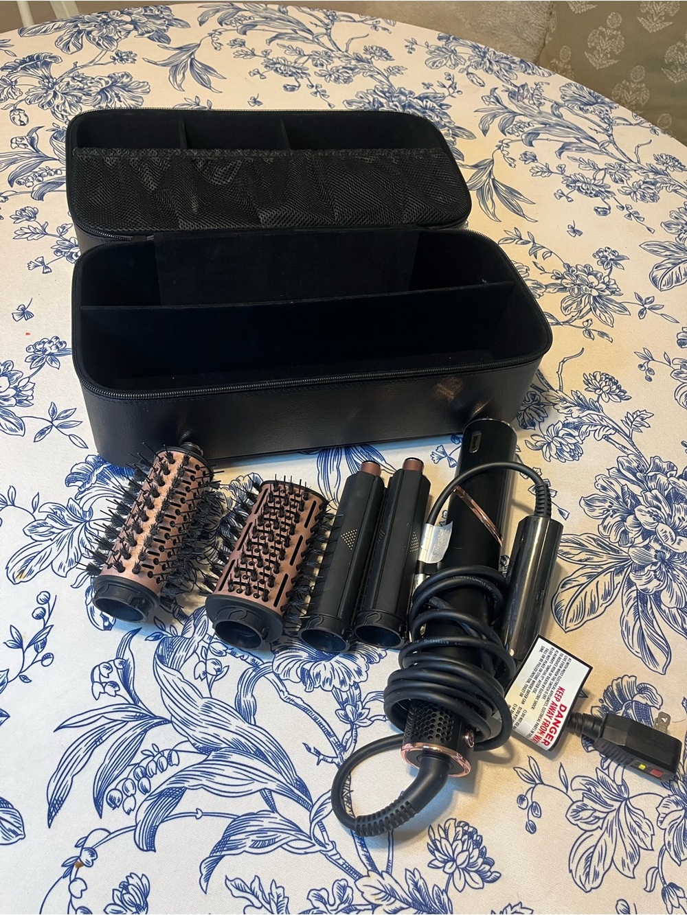 Shark Flexstyle Corded Hot Air Styler with Rose Gold Barrels 4 attachments/case - Picture 2 of 5